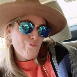 Meet your Posher, Casey